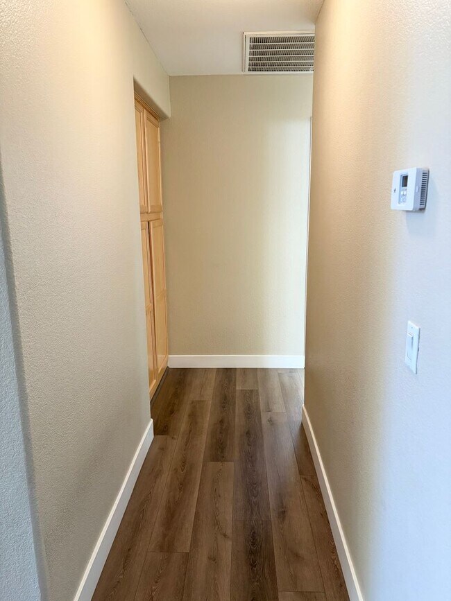 Building Photo - **BEAUTIFUL & SPACIOUS 3 BEDROOM/2 BATHROO...