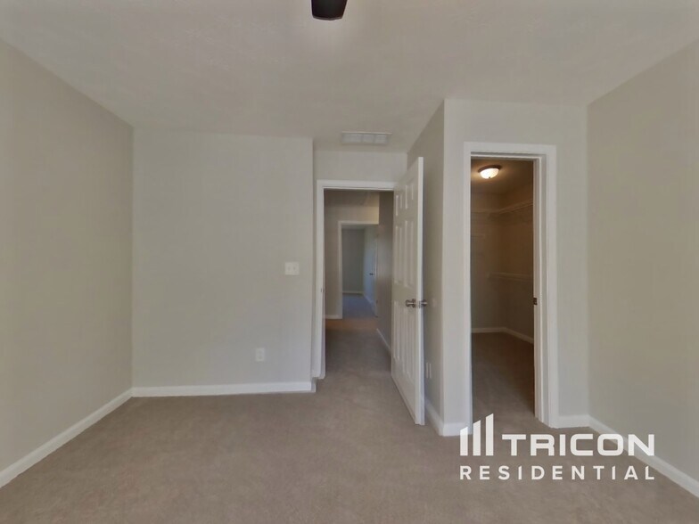 Building Photo - 2300 Marlin Dr