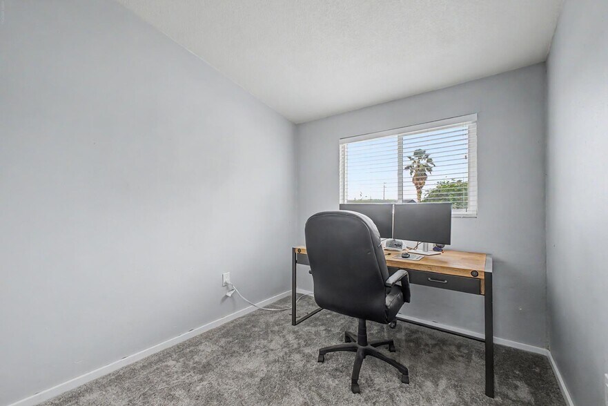 Building Photo - 2025 E Howe Ave