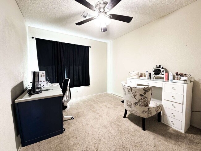 Building Photo - "Spacious 3 Beds, 2 baths Home with Inviti...