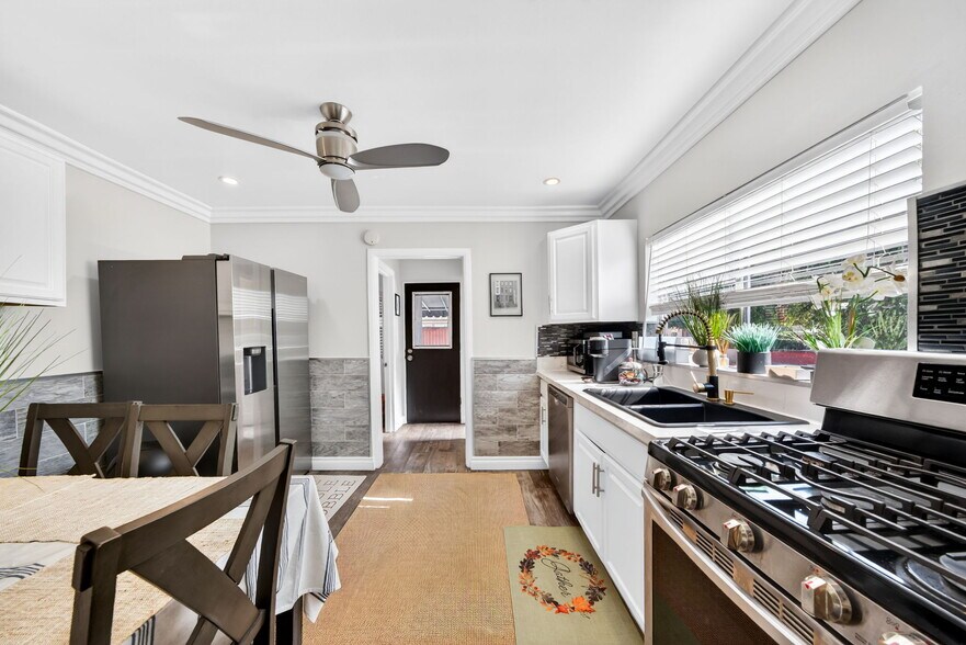 Building Photo - 1200 Tamarind Ave