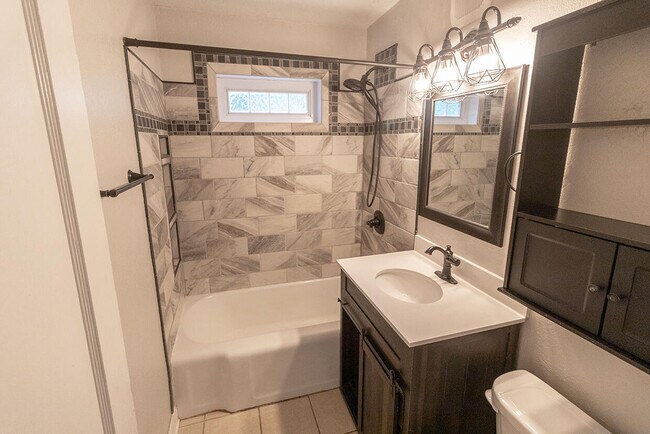 Building Photo - 306 W Worley St