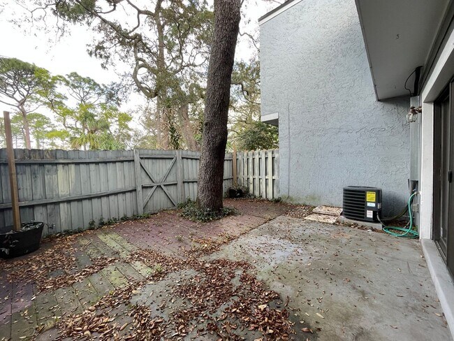 Building Photo - 710 Raymond Cir