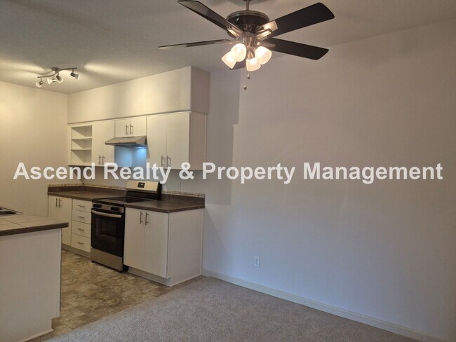 Building Photo - 2Bed/2Bath Tanasbourne Condo Quiet Location MiniSplit AC Assigned Parking Space Water & Garbage I...