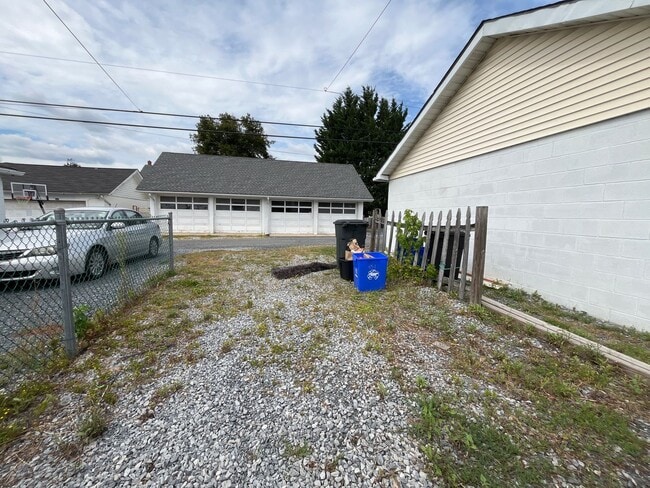 Building Photo - Well-maintained 2 bed home in Northampton ...