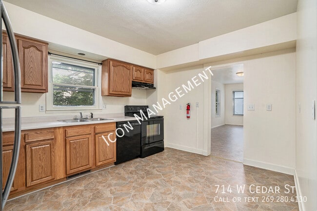 Building Photo - 714 W Cedar St