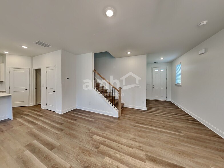 Building Photo - 1001 Highland Walk