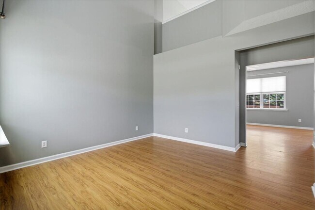 Building Photo - 3 Bedroom 2 Bathroom Home