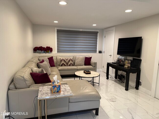 Building Photo - 5 Ash St