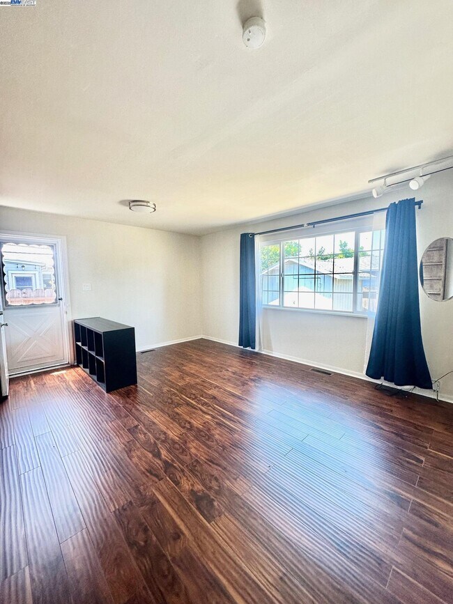 Building Photo - 2117 Thomas Ave