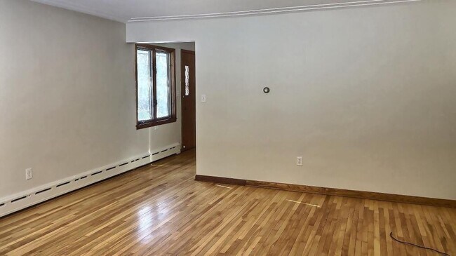 Building Photo - 487-489 Desnoyer Ave