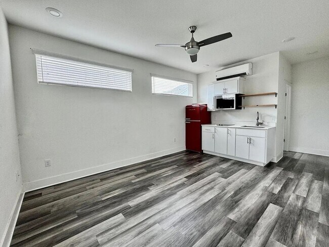 Building Photo - Studio apartment close to downtown