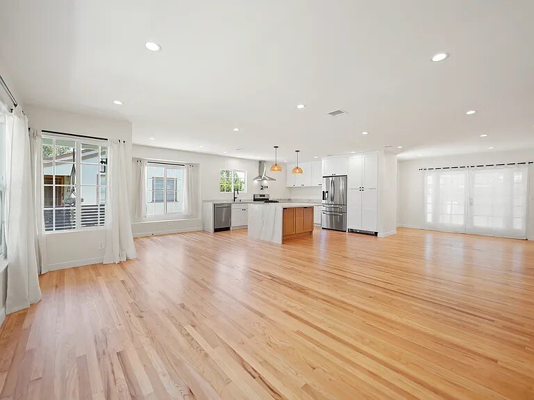 Building Photo - 6501 Hesperia Ave