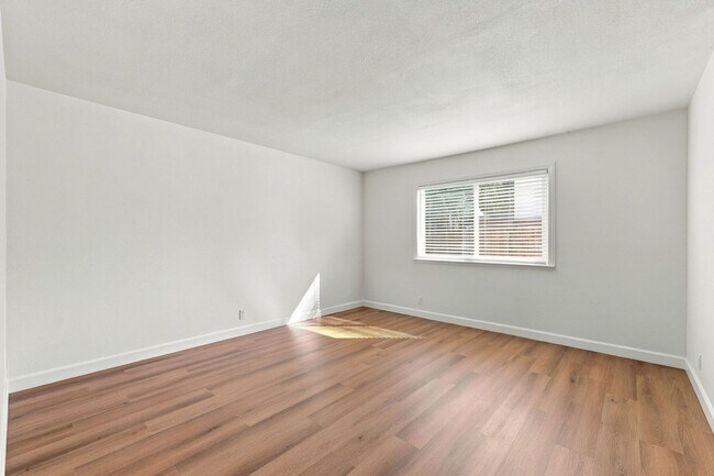 Building Photo - 560 Glenburry Way