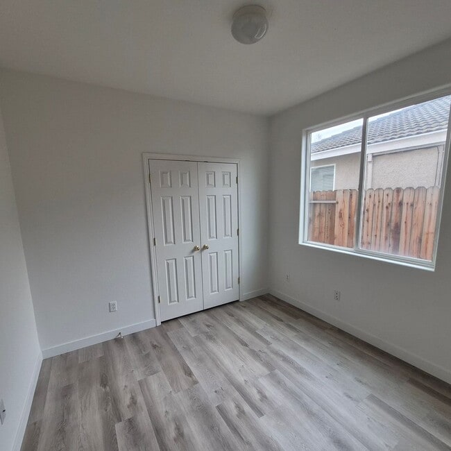 Building Photo - New Flooring throughout; Nice Elk Grove 3 bedroom home! Single story