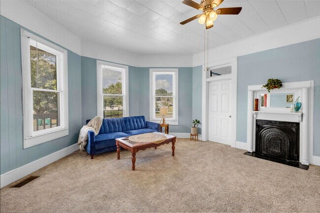 Building Photo - 1100 SF suite/apt in Historic Home, 1 bed/...