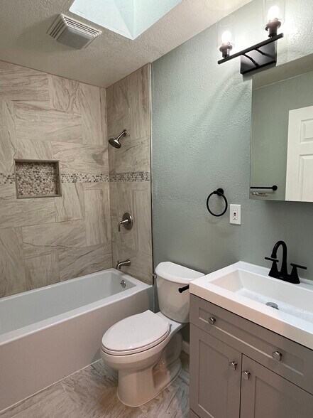 Master Bathroom - 472 Clara Street