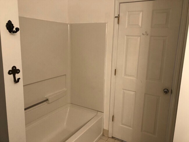Building Photo - 1112 Fountain View Cir