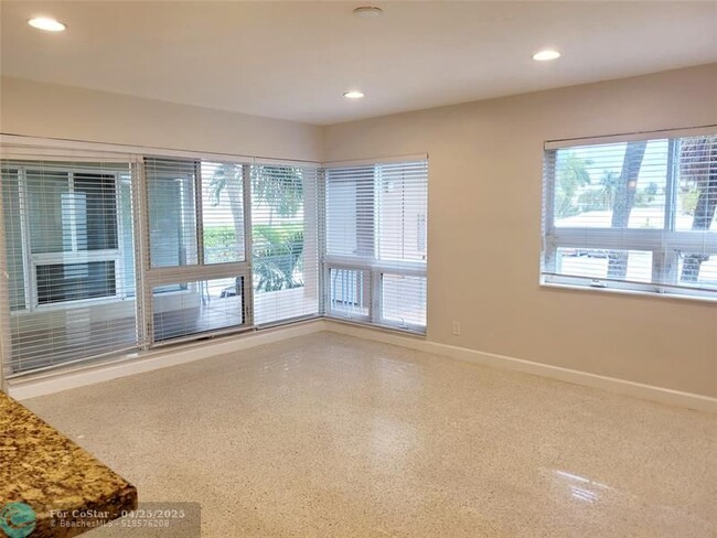 Building Photo - 711 Bayshore Dr