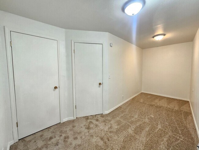 Building Photo - 828 E 11th Ave