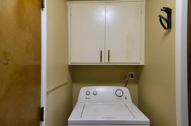 Building Photo - Charming 5-Bedroom Pool Home in Prime Tempe Location