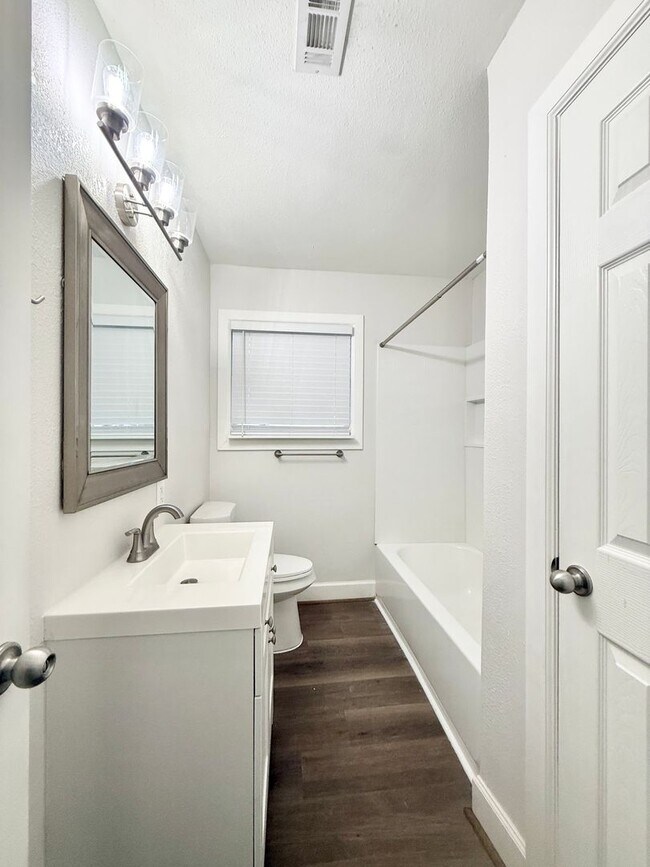 Building Photo - Stunning & Spacious 4/2 Home in Lake Jackson!