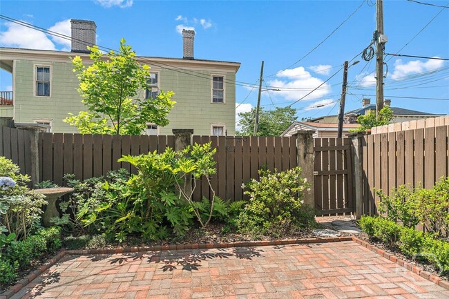 Building Photo - 623 Tattnall St