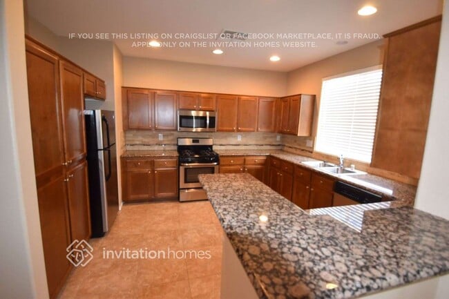 Building Photo - 10548 La Campana St