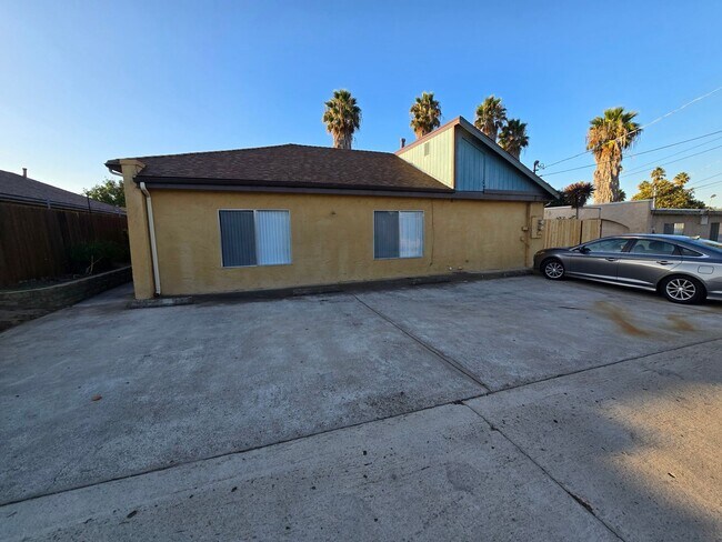 Building Photo - 7474-76 Armstrong Pl