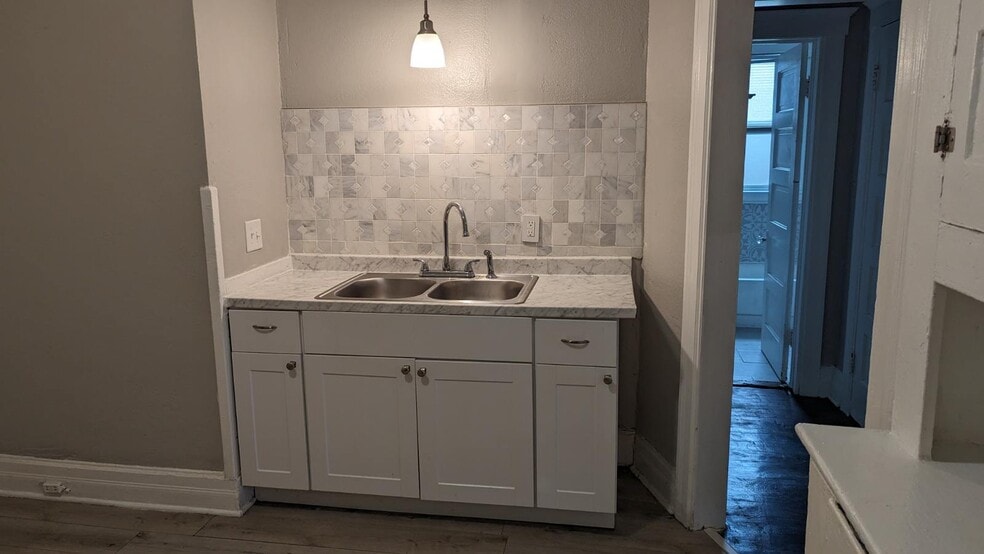 Building Photo - 536 Holbrook St