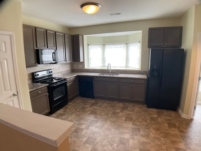 Building Photo - 3 Bed, 3.5 Bath Townhome with Garage!