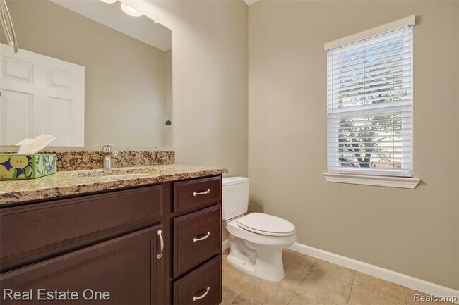 Building Photo - 699 Bay Pointe Dr