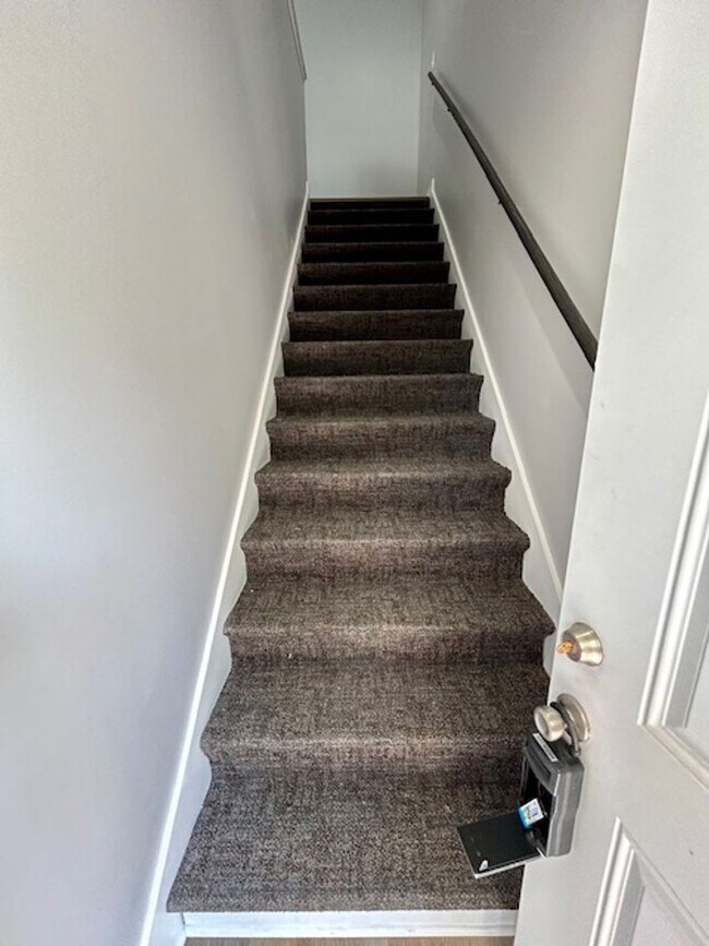Building Photo - Charming 3-Bedroom 2 Bathroom Duplex in th...