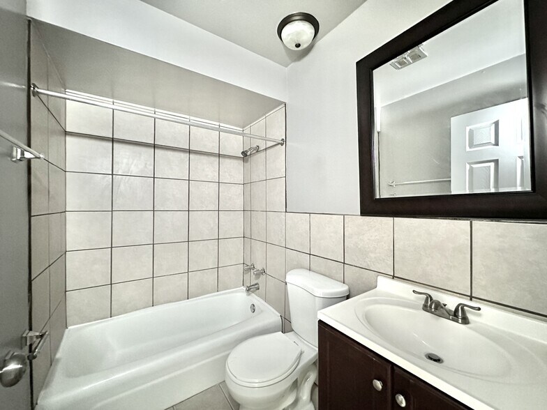 Building Photo - 5820 N Sheridan Rd