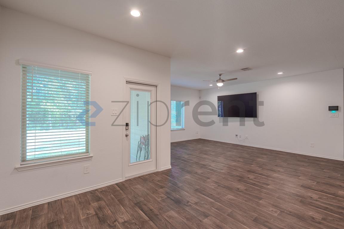 Building Photo - Unit