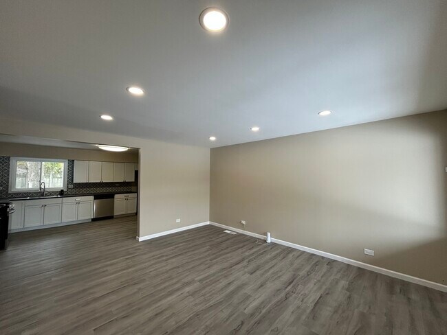 Building Photo - 176 Craig Dr W