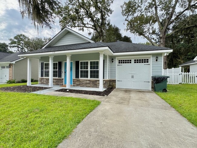 Building Photo - AVAILABLE OCTOBER 2025  [PET FRIENDLY]