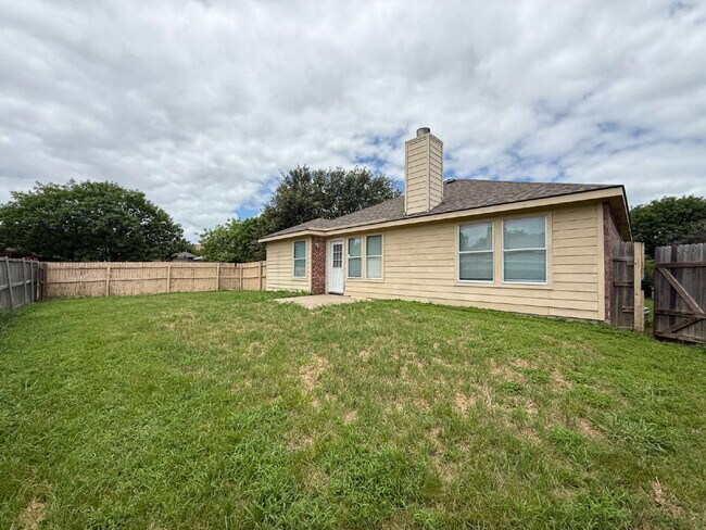 Building Photo - 1100 Alexandria Dr