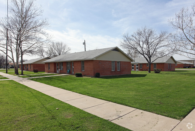 Building Photo - Ennis Village