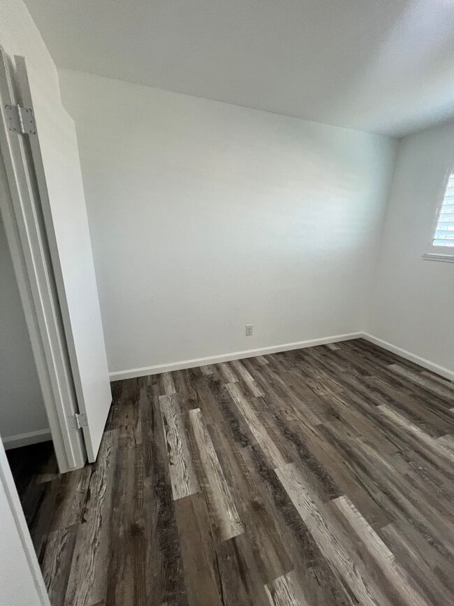 Building Photo - Oxnard - Four bedroom, two bathroom, singl...