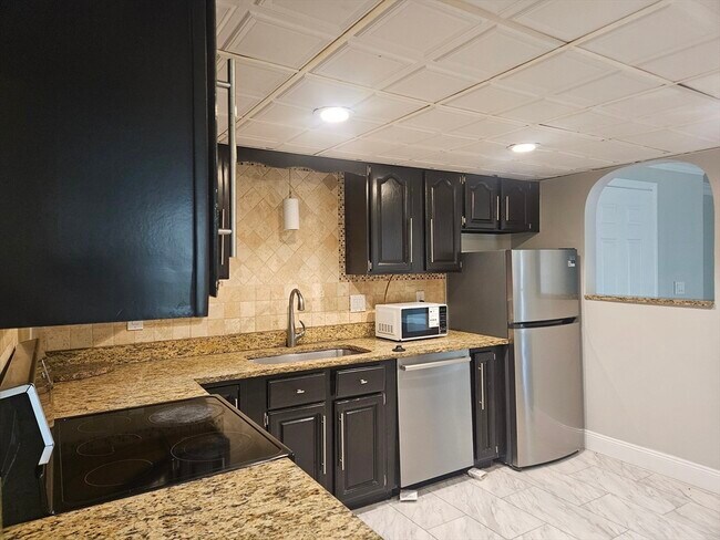 Building Photo - 10 Shadowbrook Ln