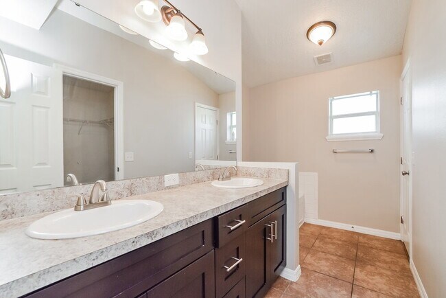 Building Photo - 1504 Sterns Dr