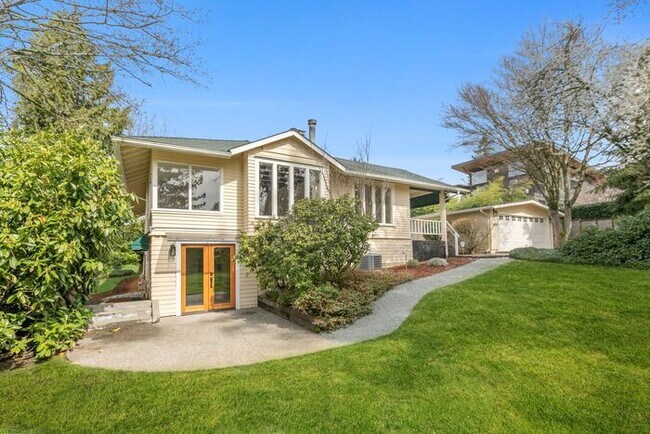 Building Photo - Sunny Air Conditioned Mercer Island Charmer!