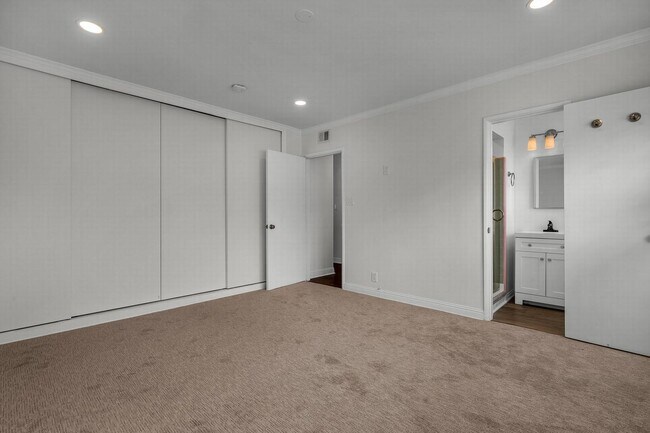 Building Photo - Incredible unit in A+ Location