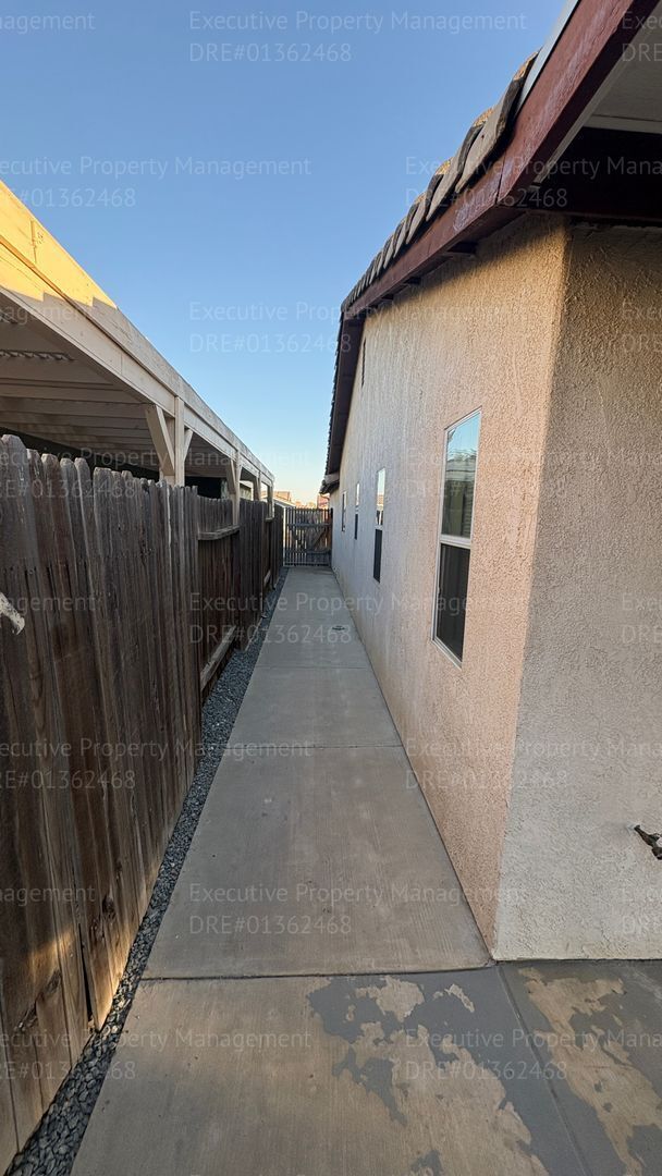 Building Photo - 4 bedroom 2 bathroom split wing home in North Bakersfield