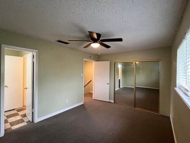 Building Photo - Southside Townhome