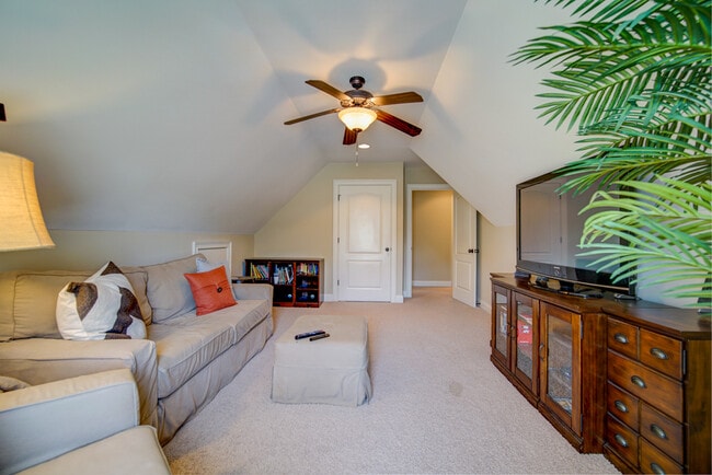Building Photo - 5 BR, 3 BA Home Quiet Cul de Sac, Convenie...