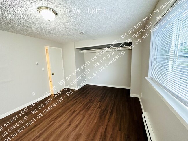 Building Photo - Burien - Updated 2 Bedroom / 1 Bath