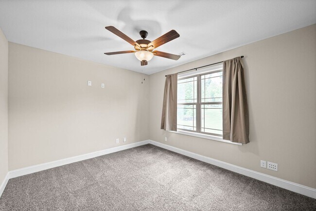 Building Photo - Pet Friendly Four Bedroom!