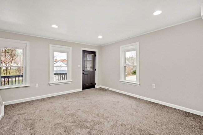 Building Photo - Stunning 3 bedroom home in South Park avai...